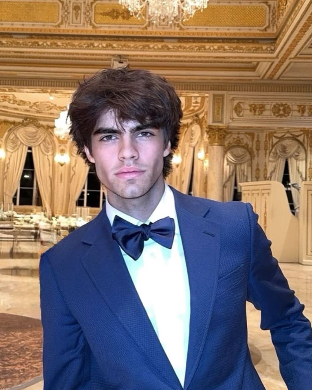 La storia del looksmaxxer che usa le sue lacrime per ammorbidire i capelli Avete letto bene