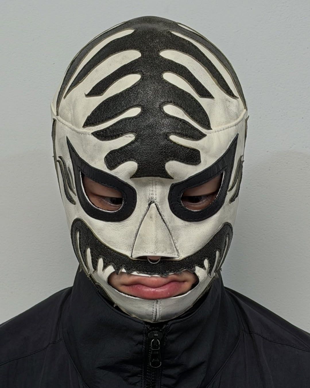 «Funzione stratificata con emozione»: intervista con FFFPOSTALSERVICE Abbiamo intervistato il designer che ha firmato le maschere indossate da Ye per BULLY