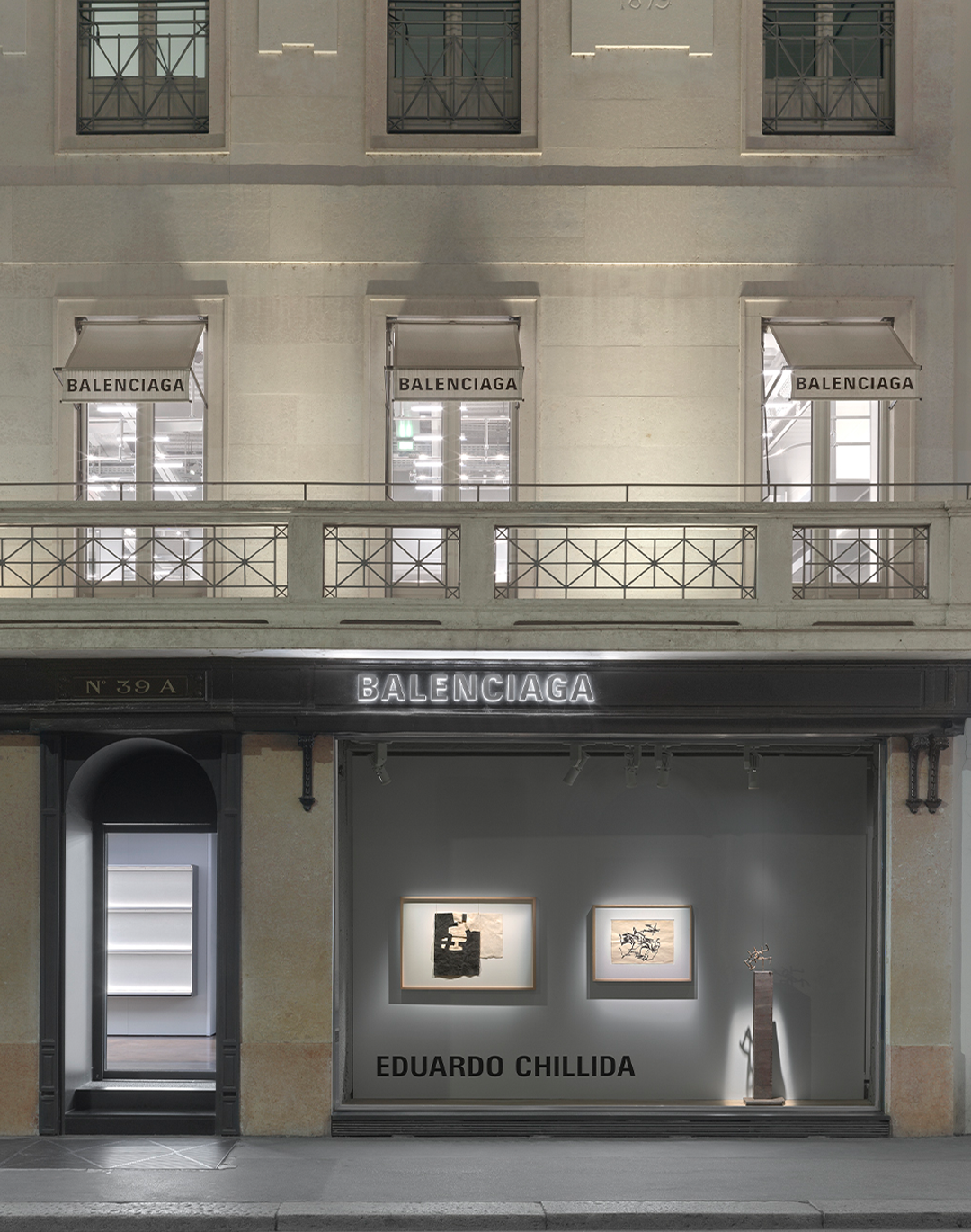 La mostra Balenciaga Artean debutta alla Milano Design Week Un inedito dialogo espositivo tra arte e moda