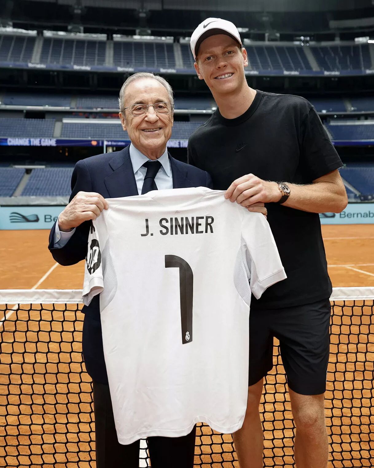Il Bernabéu ora è anche un campo da tennis E Sinner ha giocato insieme a Bellingham