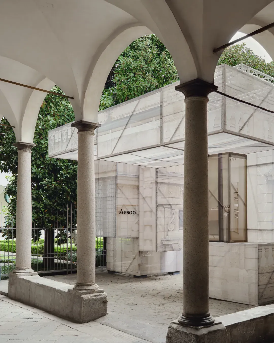 La Design Week è tutta casa e chiesa A Milano, simboli cristiani e atmosfere spirituali influenzano design, moda e pop culture