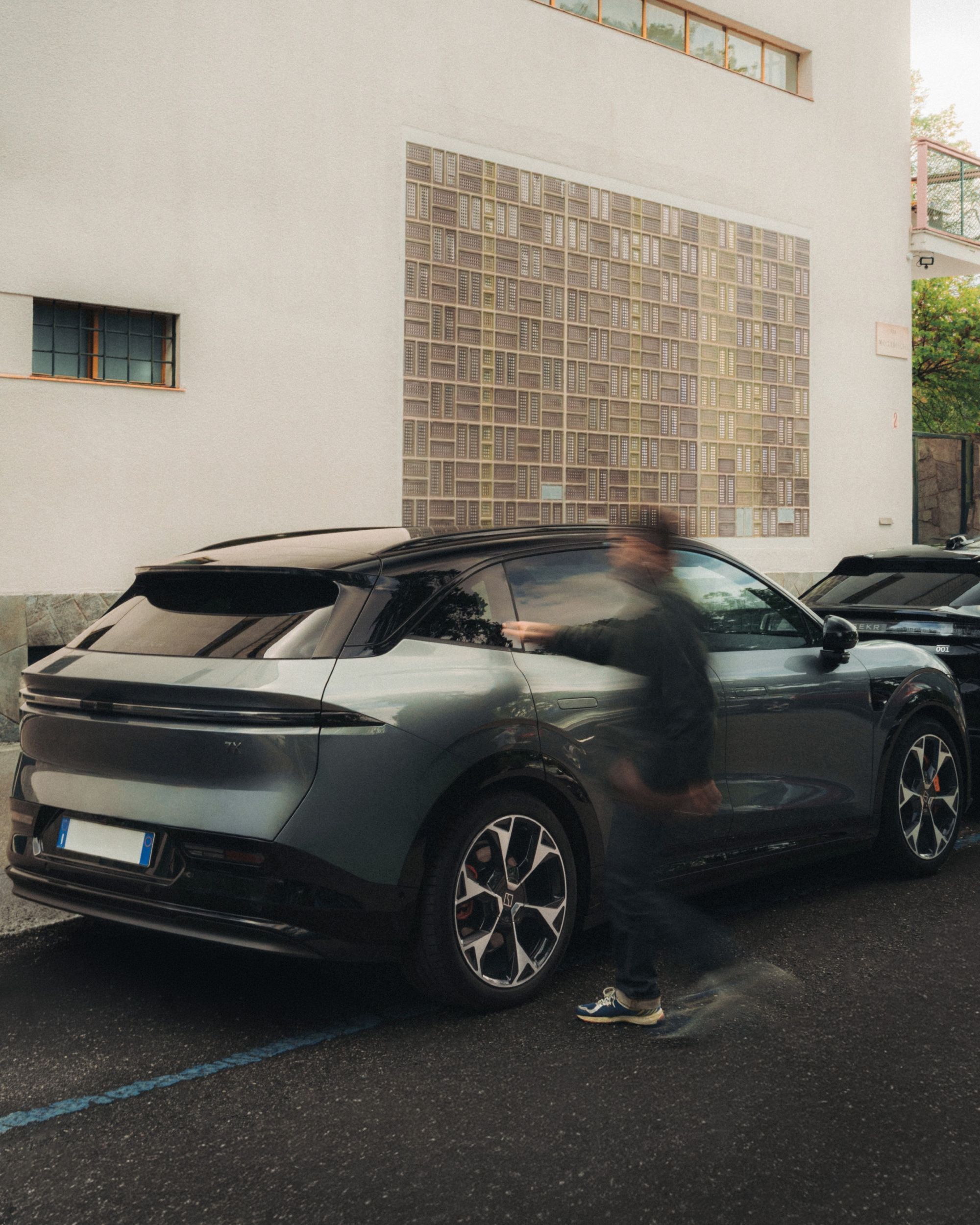 Zeekr ad Alcova insieme al Fuorisalone 2026 Quando la mobilità elettrica entra nell'ecosistema del design indipendente