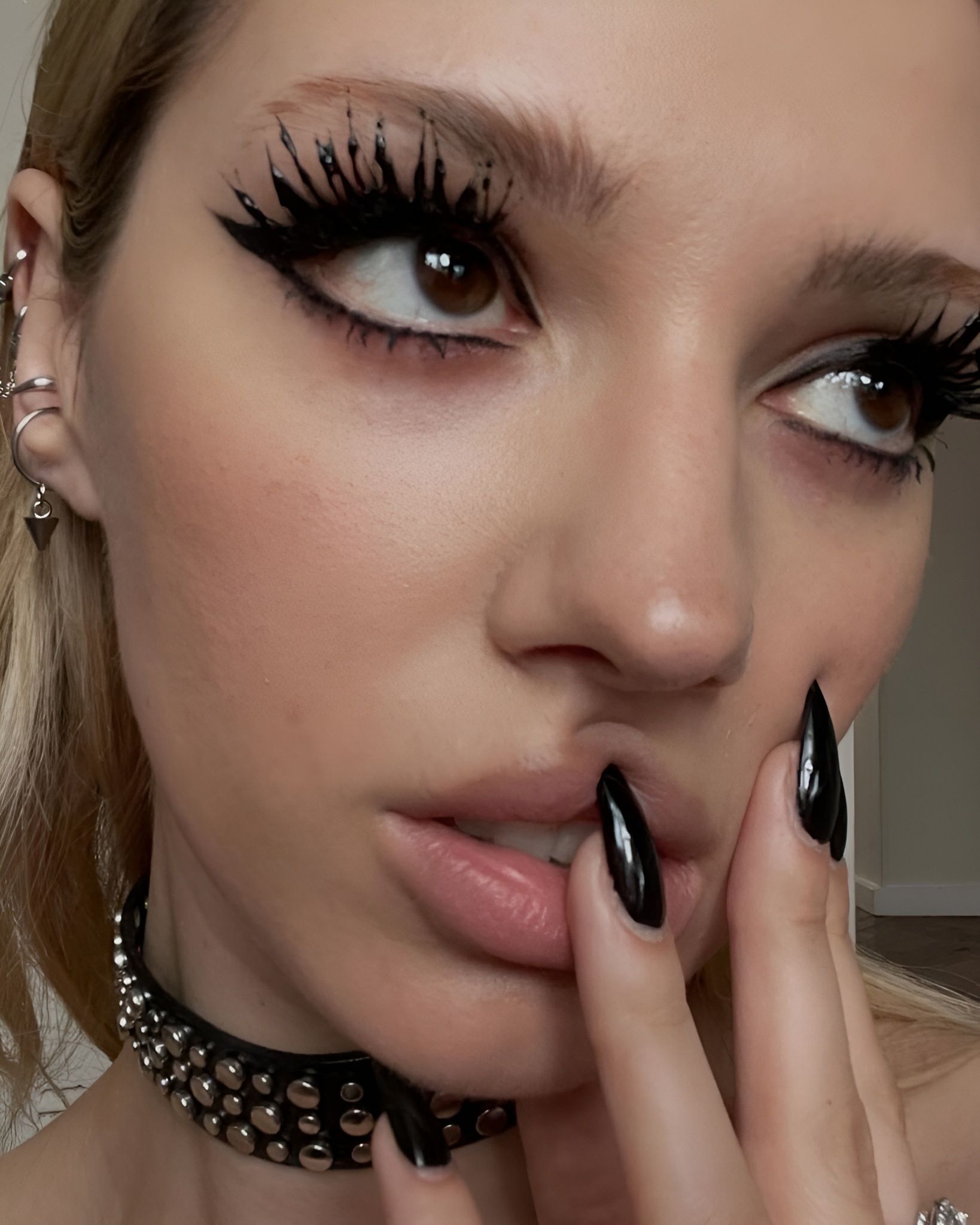 Le latex lashes sono un nuovo modo per sperimentare con il make-up Solo tre parole: lucide, viniliche, massimaliste