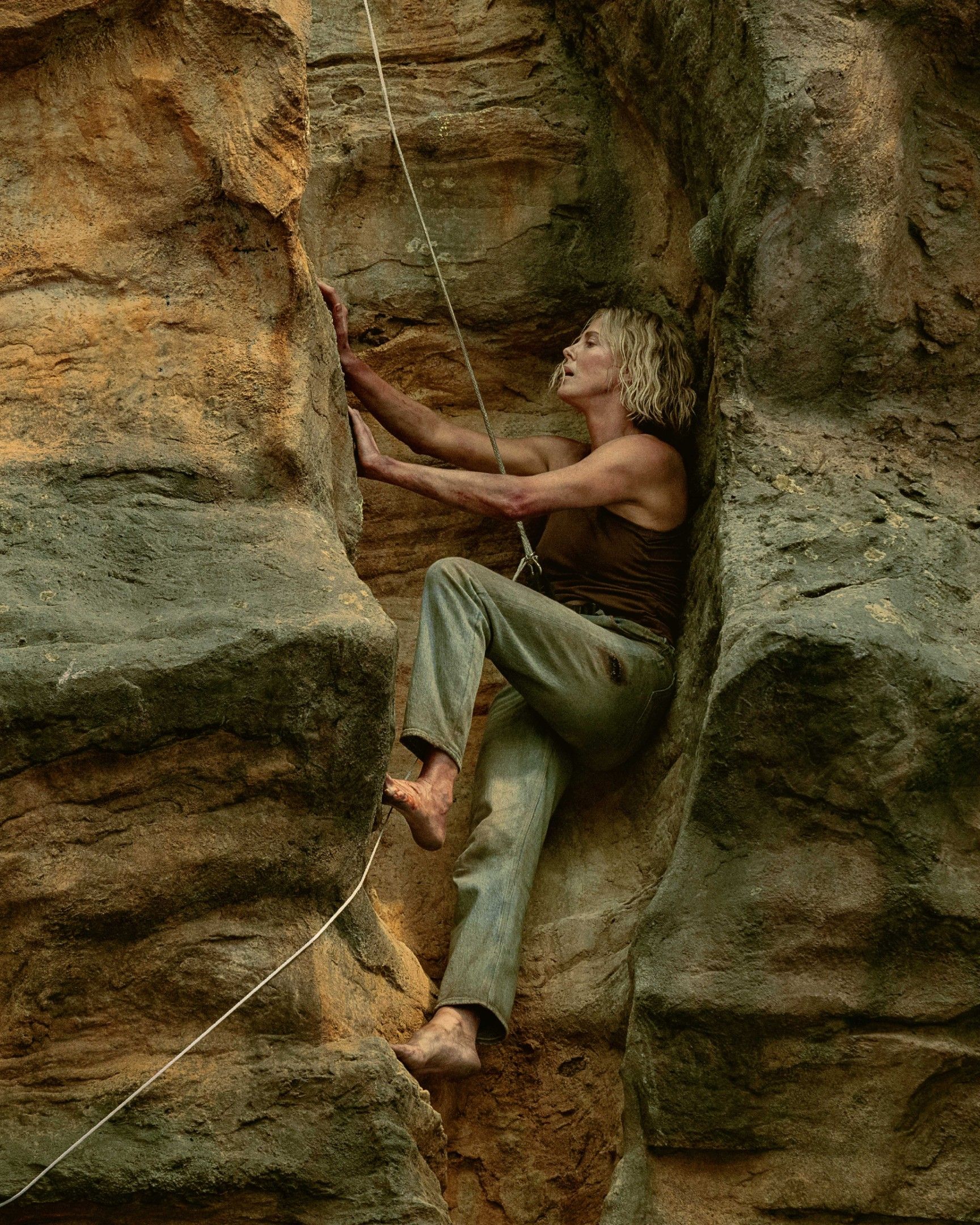 Apex su Netflix è il motivo per cui avrete paura di fare escursioni I protagonisti sono Charlize Theron e Taron Egerton