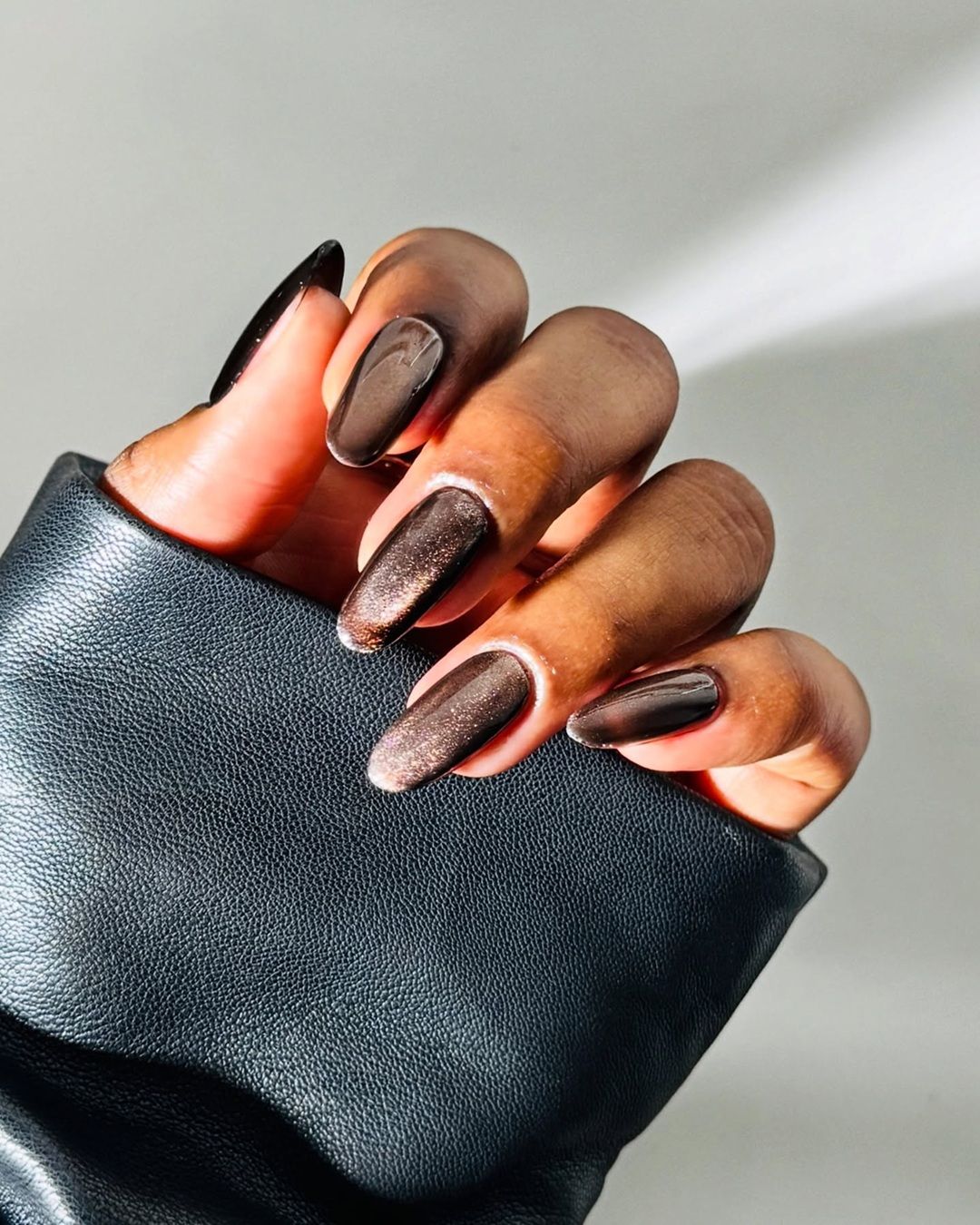 Le diet coke nails sono tra le idee manicure più cool del momento Un nail look che disseta la nostra voglia di brillare