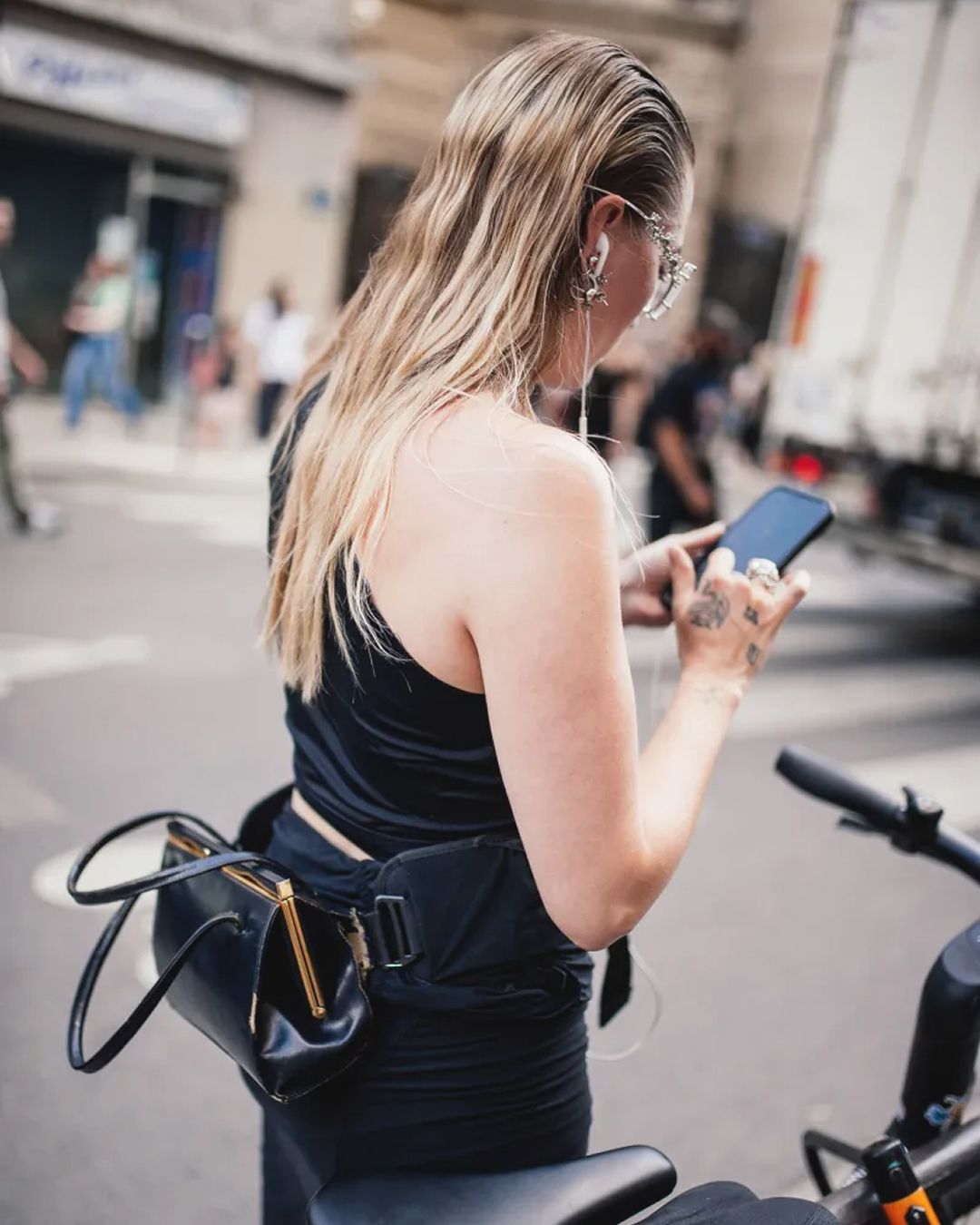 AI is driving massive workforce cuts Amazon has announced that it will lay off over 30,000 employees, Microsoft and Meta more than 15,000