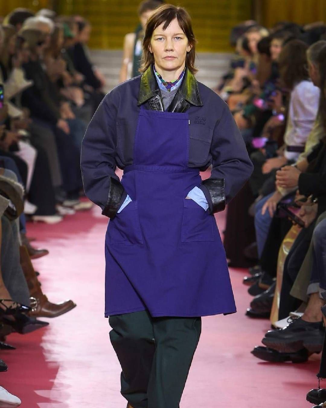 Le 1er mai au prisme de la réappropriation du vestiaire ouvrier  Quand l'uniforme de labeur quitte l’usine pour fouler les podiums