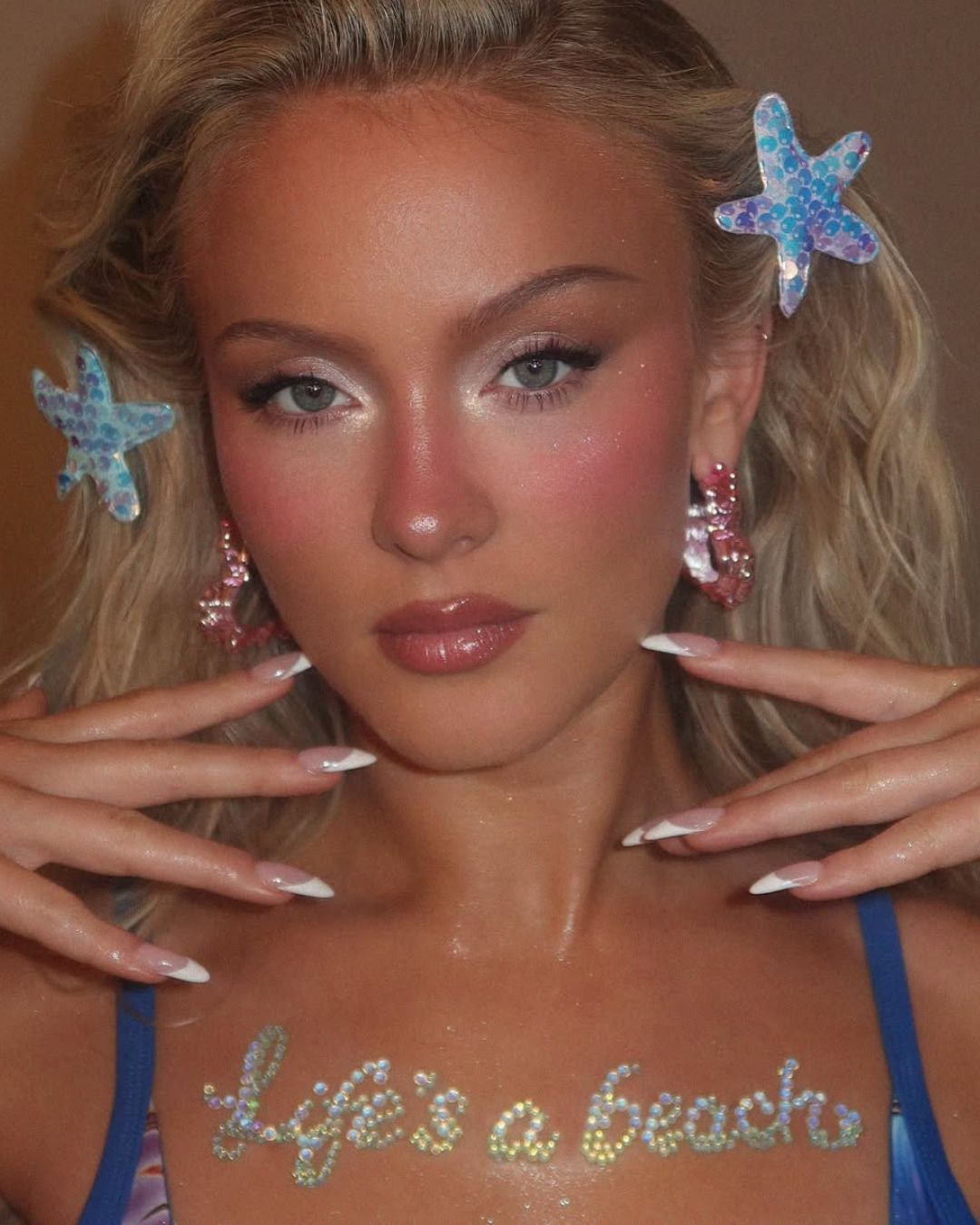 I glitter tattoo sono l'accessorio beauty di quest'estate 2026 Il revival che non sapevamo di stare aspettando