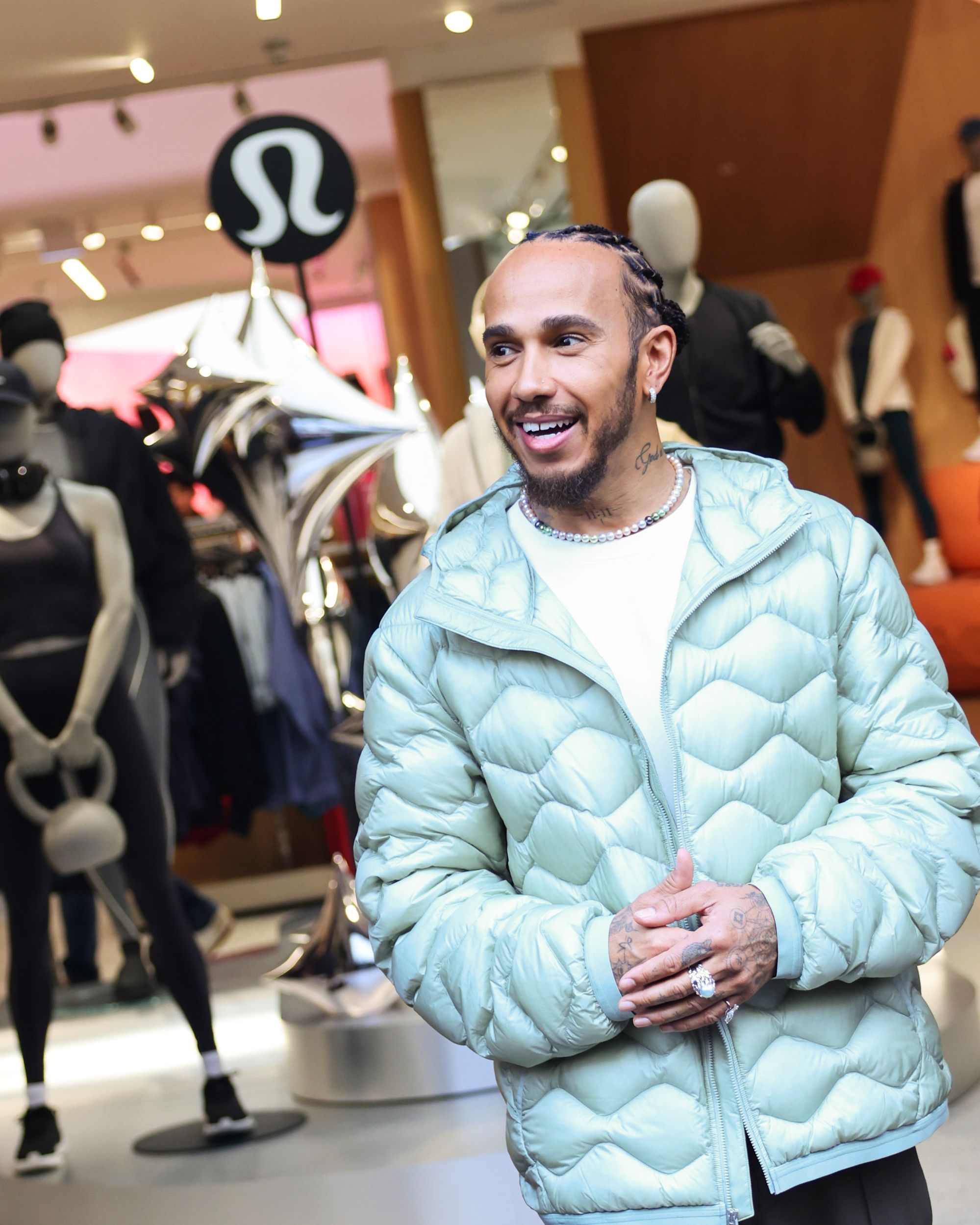 Come lululemon sta diventando un punto di riferimento per lo sportswear globale Dagli esordi nello yoga alla firma di Lewis Hamilton come brand ambassador