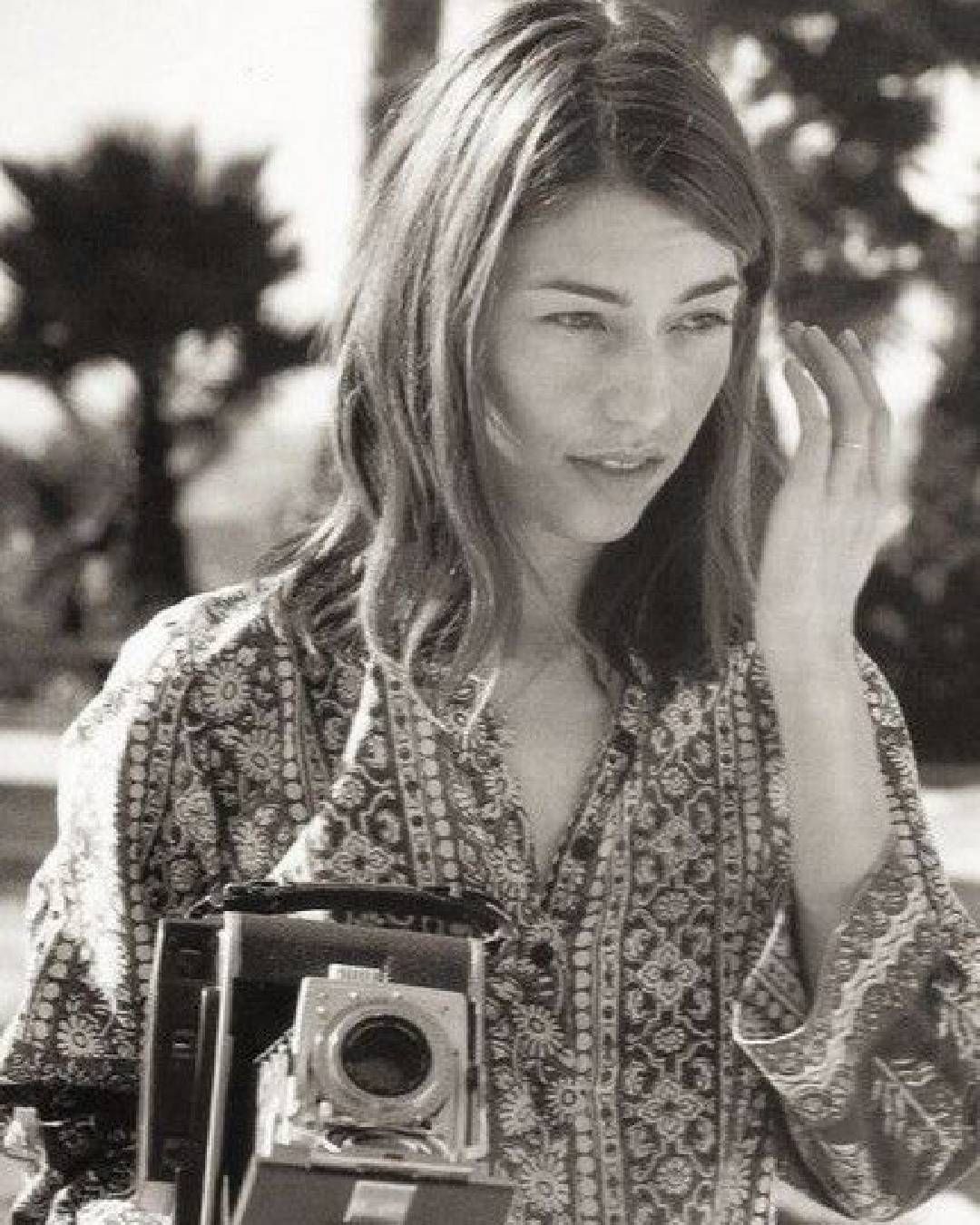 Sofia Coppola lance un concours pour soutenir les jeunes talents du cinéma  La célèbre réalisatrice s'associe à Decentralized Pictures pour offrir 20 000 dollars aux cinéastes de demain