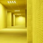 Eine kurze Reise in die Hinterzimmer des Kinos, von David Lynch bis Kane Parsons Während wir auf „Backrooms“ warten, lassen Sie uns die urbane Legende auf der großen Leinwand wiederentdecken