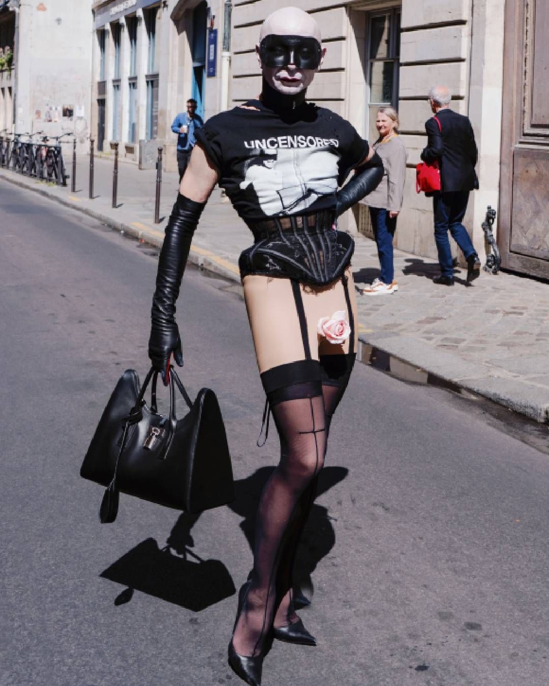 L’intime à nu : la nouvelle campagne Printemps-Été de Matières Fécales Matières Fécales transforme la rue des Francs-Bourgeois en un théâtre de l'intime où l'anonymat du masque devient l'ultime vérité