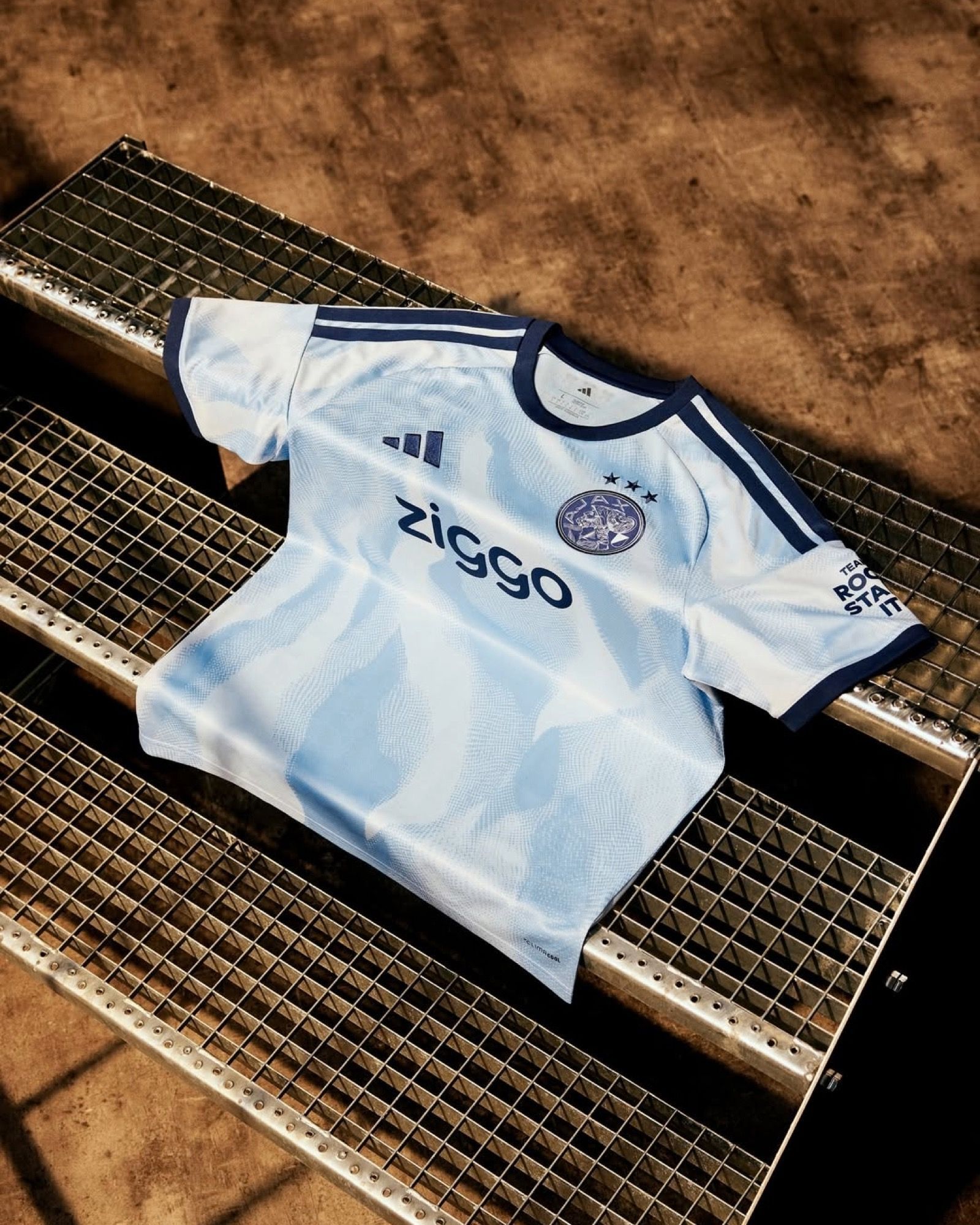 Il celeste torna sulla maglia dell'Ajax Un colore indossato da Litmanen, Eriksen, Vertonghen, Ibra, Cruyff e altre stelle del club