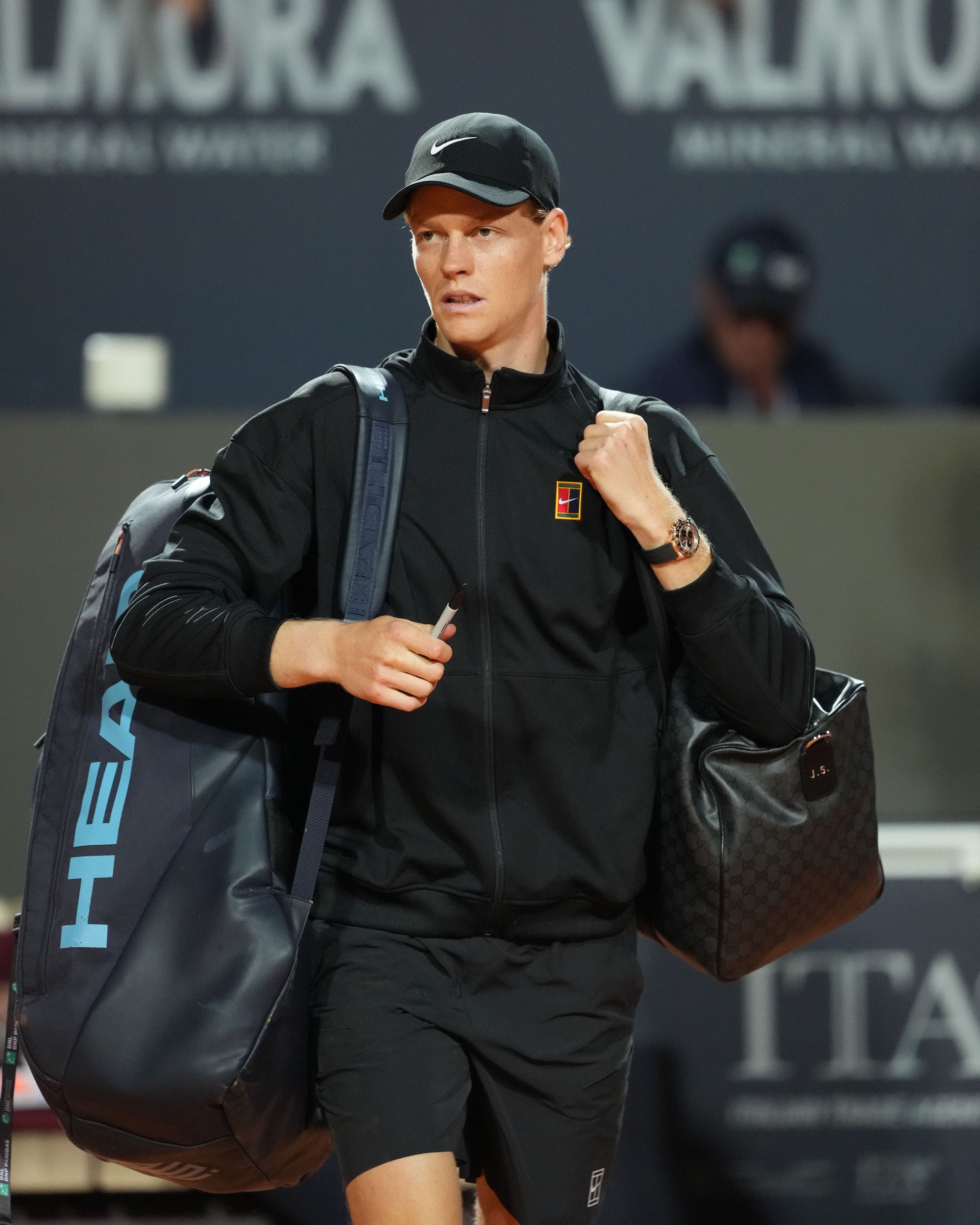Gucci hat sich auch den komplett schwarzen Stil von Jannik Sinner zu eigen gemacht Alle Details des Looks, der bei den Italian Open 2026 entdeckt wurde