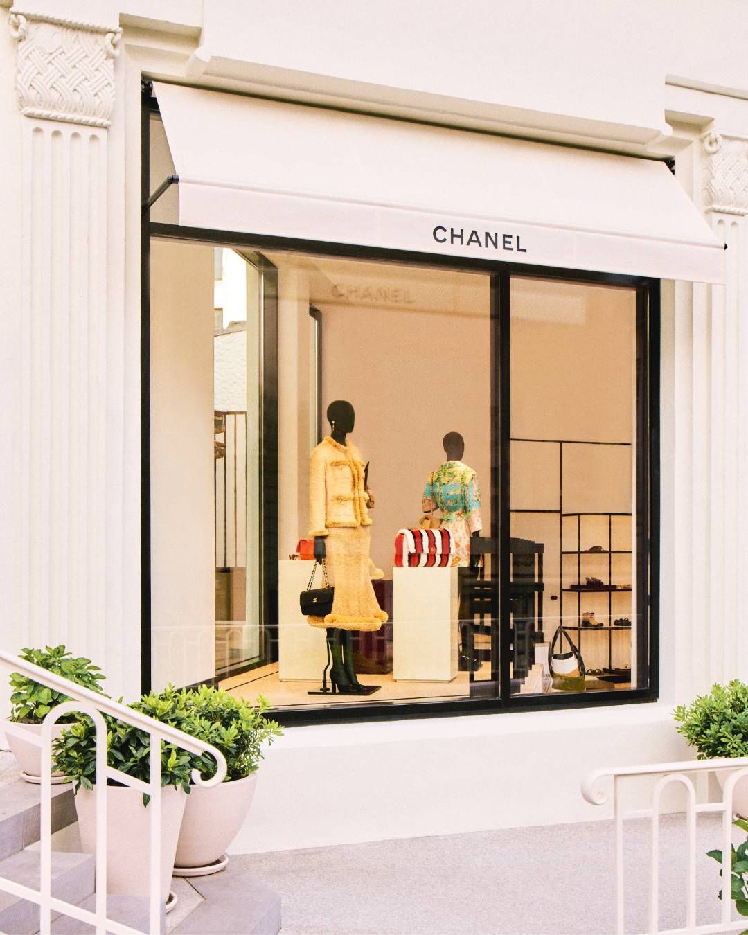 Chanel Biarritz : l'histoire derrière le nouveau pop-up de la rue Gardères Plus qu’un simple point de vente, ce lieu au 3 rue Gardères est un pèlerinage sur les traces de Gabrielle
