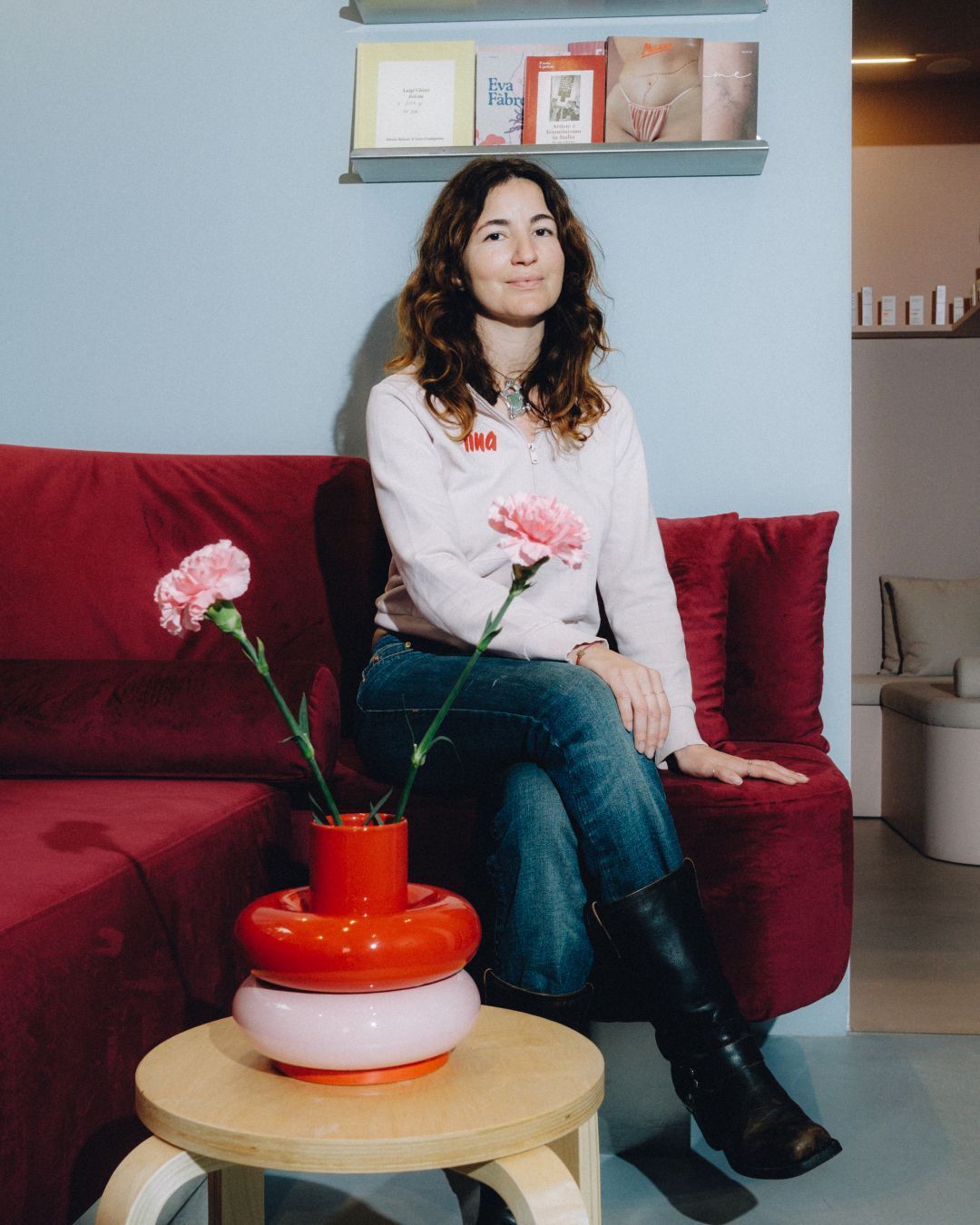 Was wäre, wenn wir auch zur Gruppentherapie ins Schönheitszentrum gehen würden? Laut dem Lina-Raum in Mailand erfolgt die Pflege nicht nur äußerlich