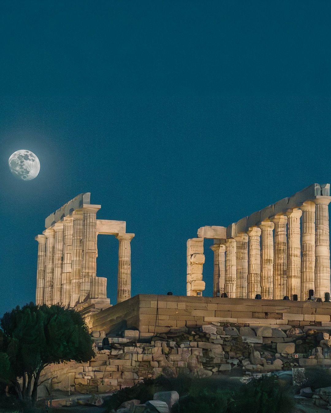 Vollmondtourismus: Warum wir beginnen, unseren Urlaub rund um den Vollmond zu planen Von Ritualen im Mondlicht bis hin zur Sternenbeobachtung — der neue Luxus ist der Blick in den Himmel