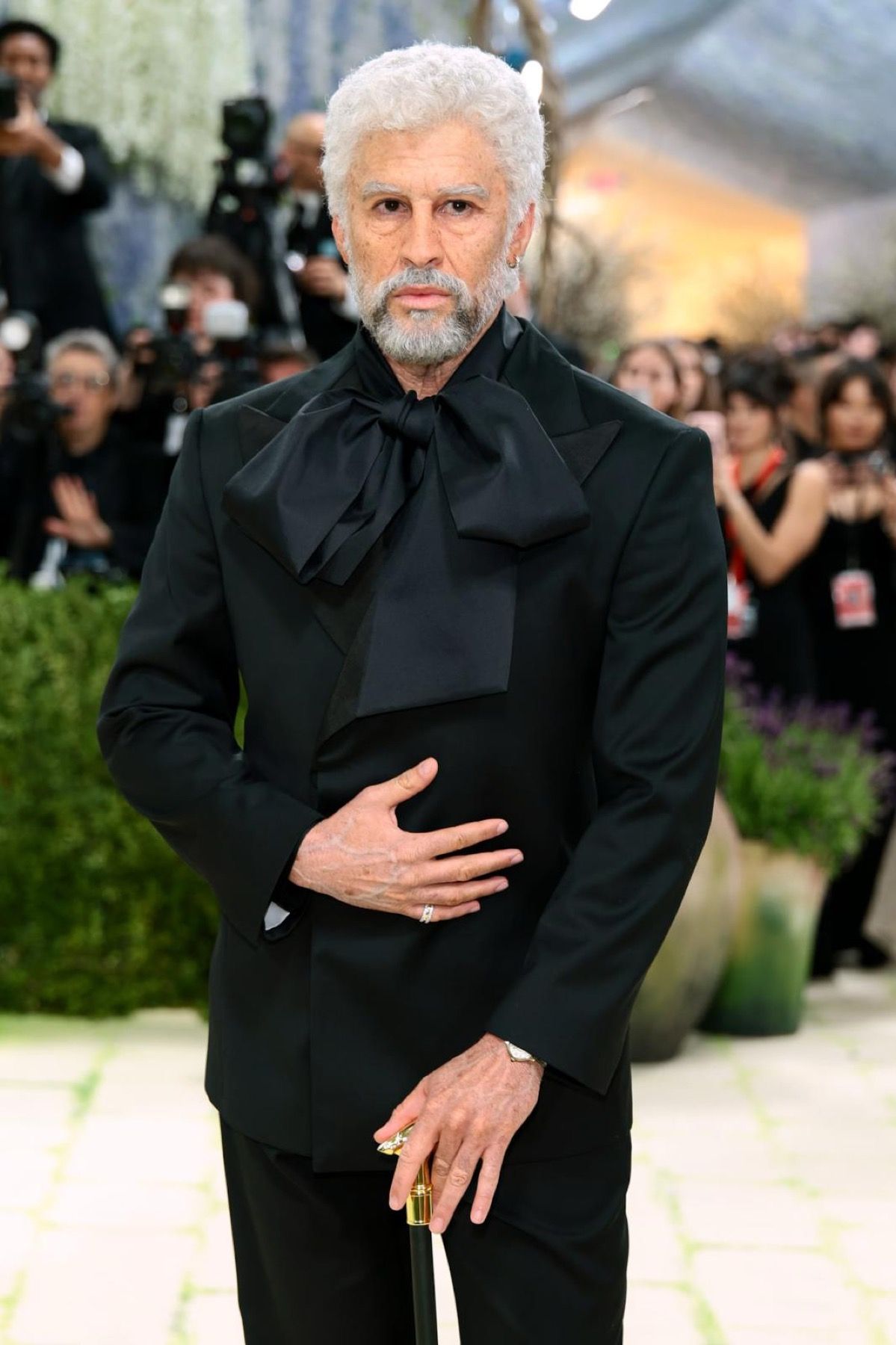 Come gli uomini hanno cominciato a mettere la camicia con foulard I significati della lavallière nel menswear | Image 616484