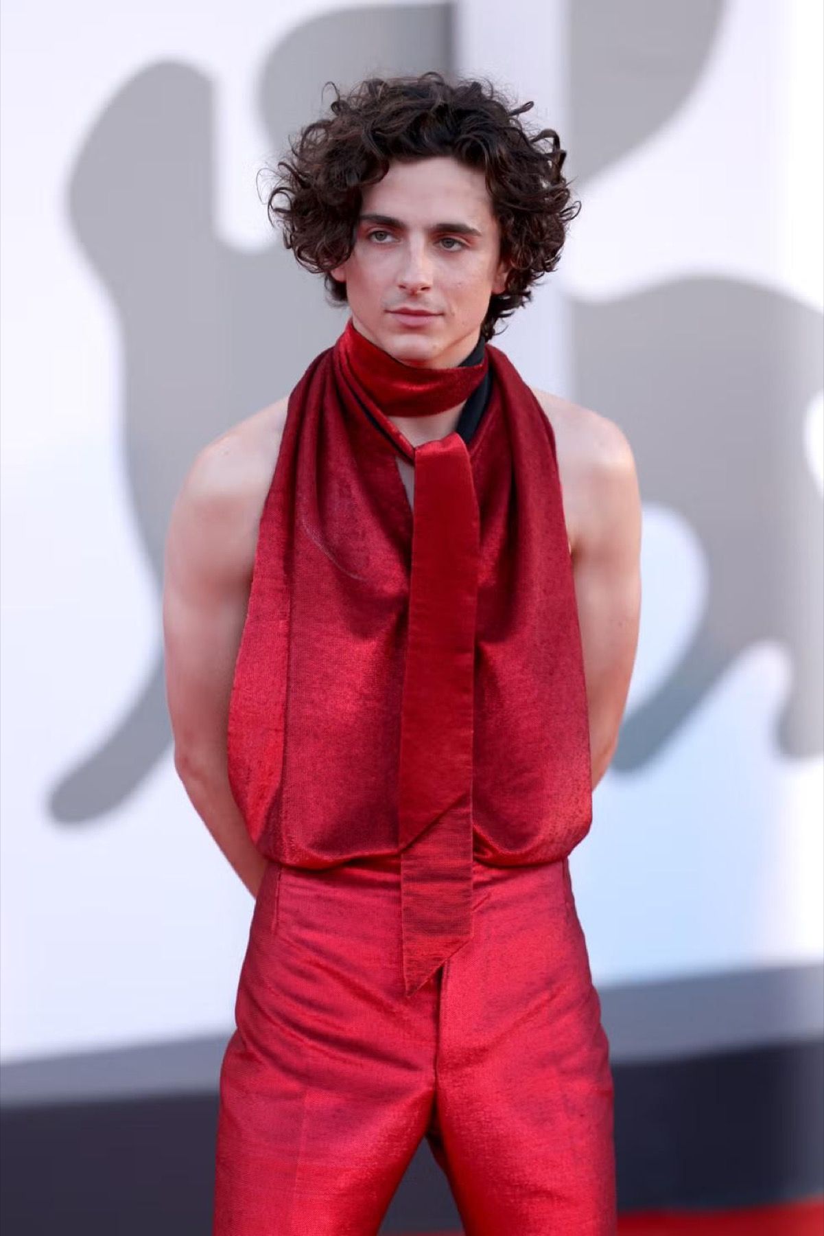 Come gli uomini hanno cominciato a mettere la camicia con foulard I significati della lavallière nel menswear | Image 616480