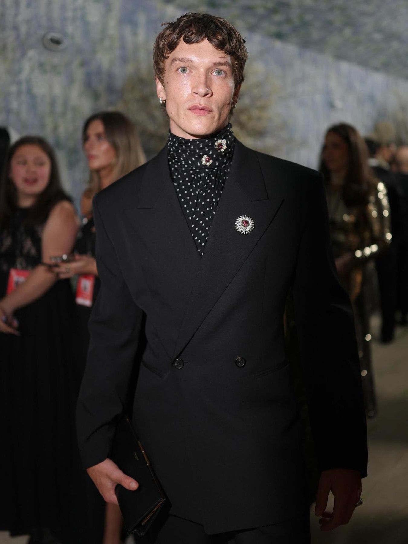 Come gli uomini hanno cominciato a mettere la camicia con foulard I significati della lavallière nel menswear | Image 616477
