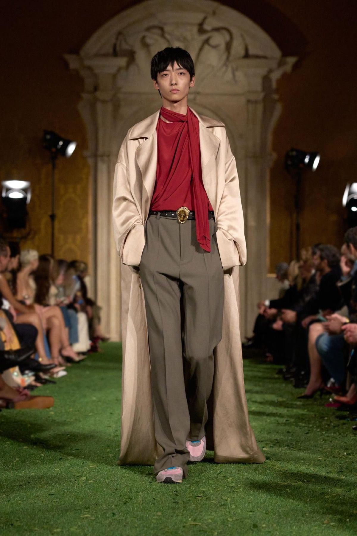 Come gli uomini hanno cominciato a mettere la camicia con foulard I significati della lavallière nel menswear | Image 616489