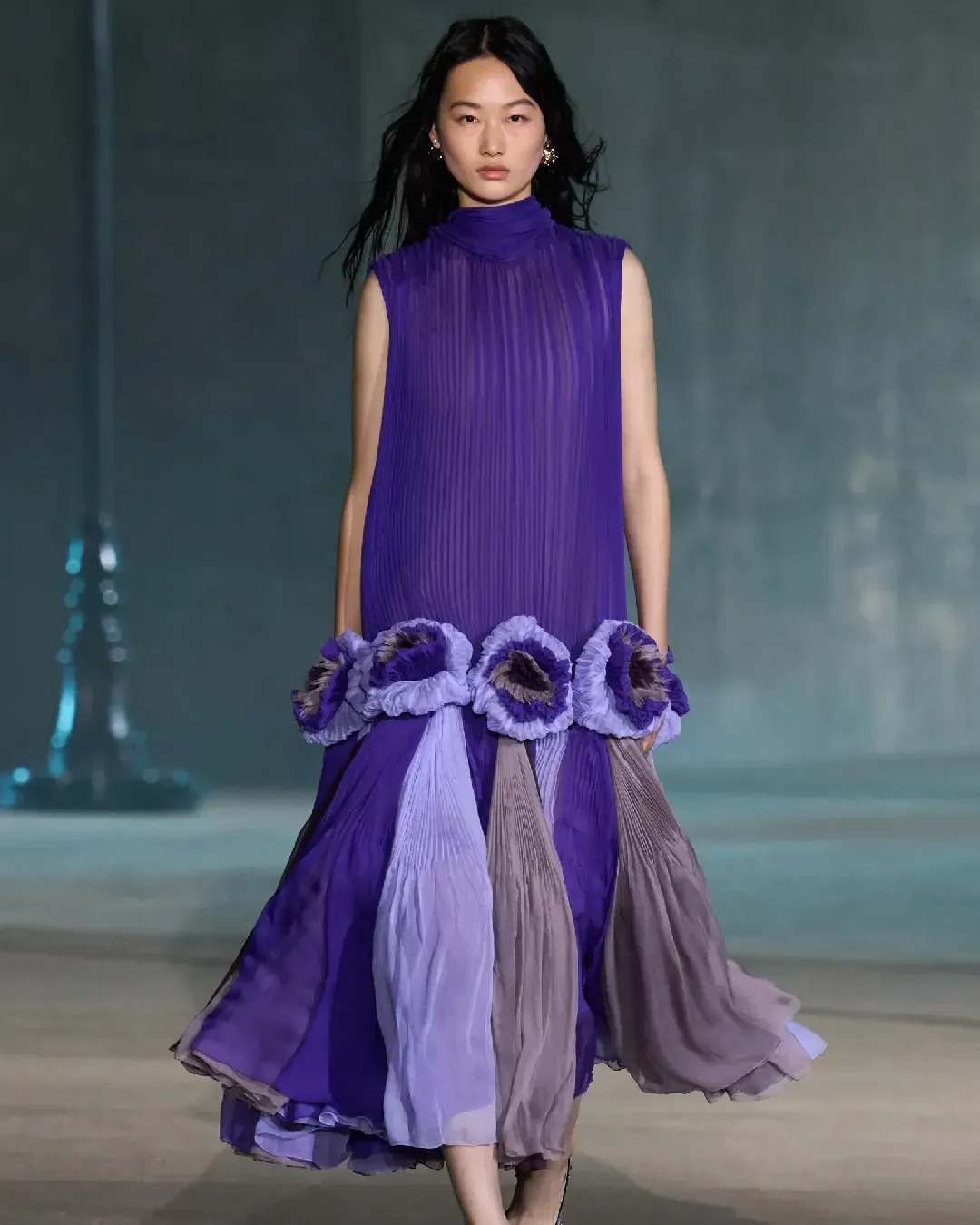 5 Dinge, die wir an der Dior Cruise 2027 Show geliebt haben Die von Jonathan Anderson signierte Show nimmt Noir-Nuancen an