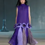 5 Dinge, die wir an der Dior Cruise 2027 Show geliebt haben Die von Jonathan Anderson signierte Show nimmt Noir-Nuancen an