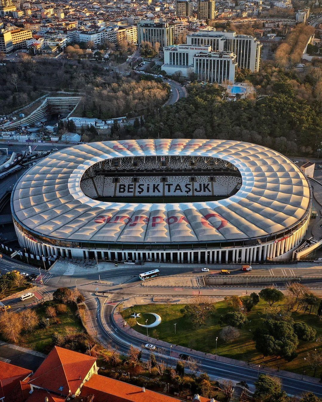 Perché lo stadio della finale di Europa League è un anfiteatro? Benvenuti al Besiktas Stadium di Istanbul