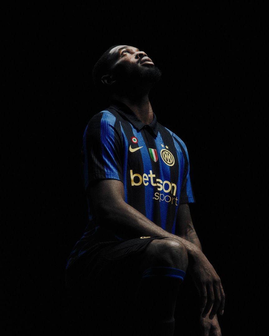 L'Inter è tornata alle strisce classiche con la nuova Home jersey 2026/27  Un omaggio di Nike al kit del 1998