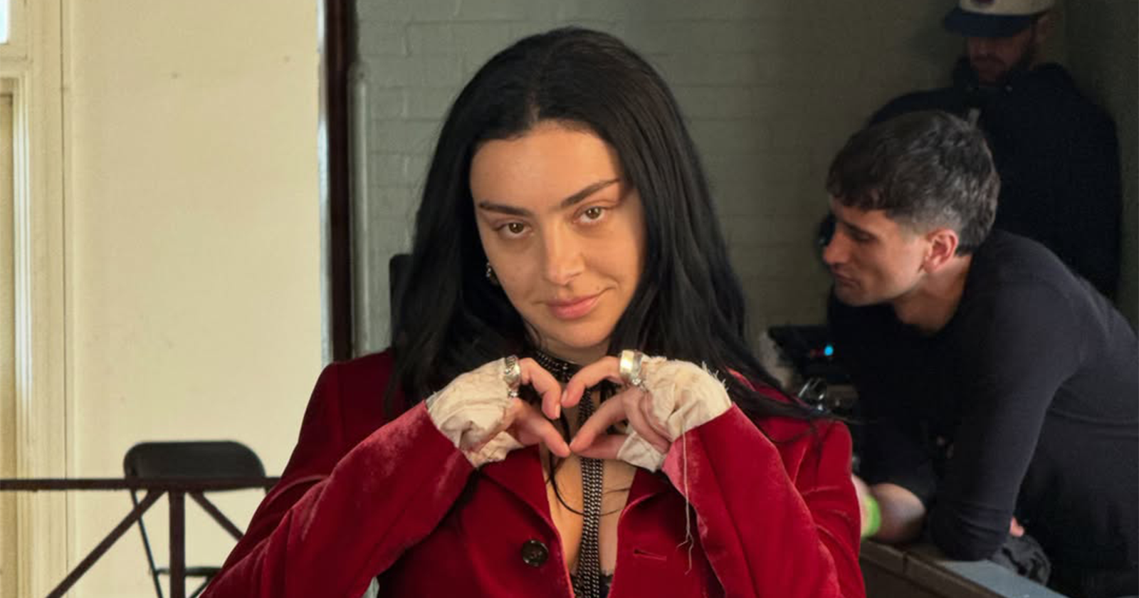 Charli xcx e XCX8: la nuova era rock tra moda indie, BRAT e Spring ...