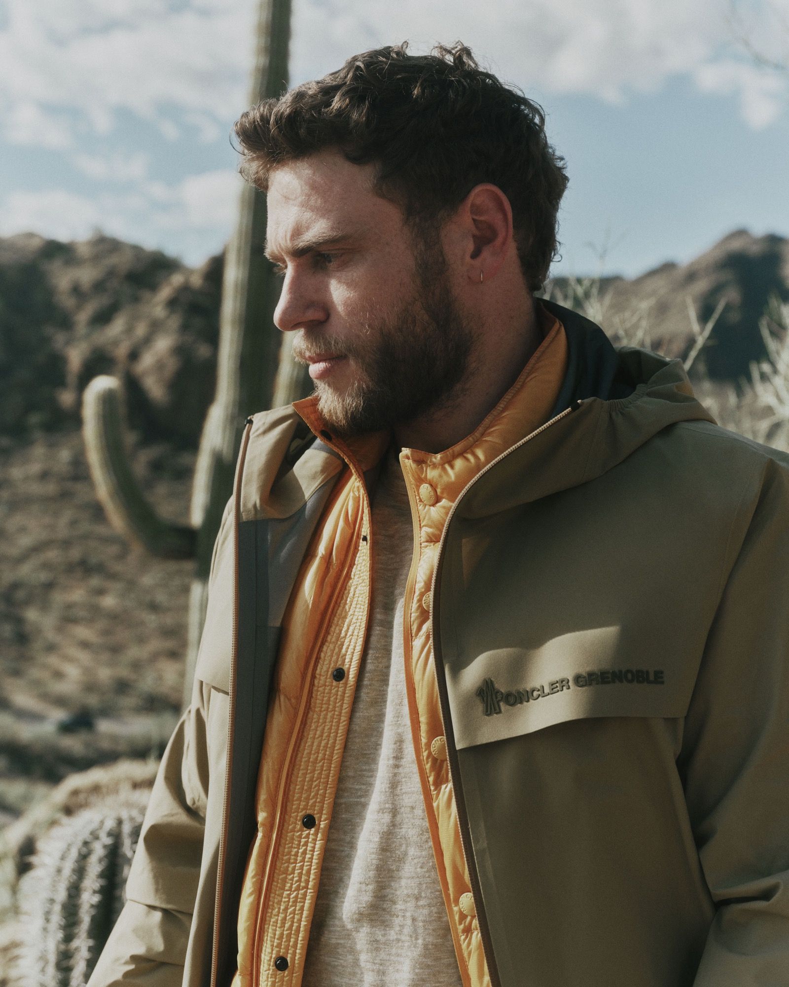 Per la nuova collezione di Moncler Grenoble, abbiamo intervistato Gus Kenworthy Tra layering tecnico, deserti dell’Arizona e il ritorno alle Olimpiadi, il campione freestyle racconta un’idea di outdoor che va oltre la montagna | Image 617263