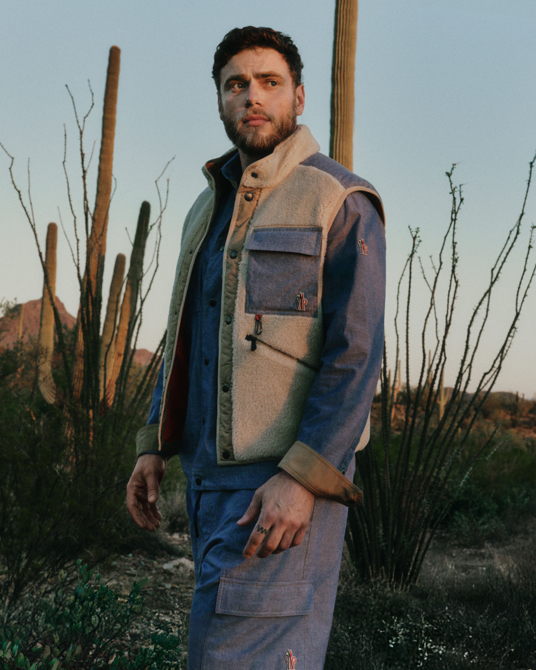 Per la nuova collezione di Moncler Grenoble, abbiamo intervistato Gus Kenworthy Tra layering tecnico, deserti dell’Arizona e il ritorno alle Olimpiadi, il campione freestyle racconta un’idea di outdoor che va oltre la montagna