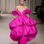 Giambattista Valli ha ricomprato il suo brand per un solo euro Una cifra simbolica, dietro cui c’è l’azzeramento dei debiti del brand