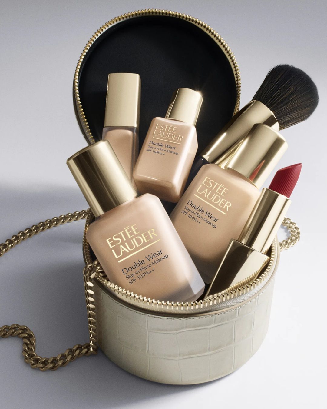 Estée Lauder e Puig si fermano a un passo dalla fusione Dietro al mancato accordo: Charlotte Tilbury, tensioni finanziarie e paura di perdere identità