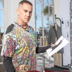 Jeremy Scott ha fatto un discorso contro l'AI in un'università americana Negli Stati Uniti, sempre più giovani protestano contro l'ascesa della nuova tecnologia