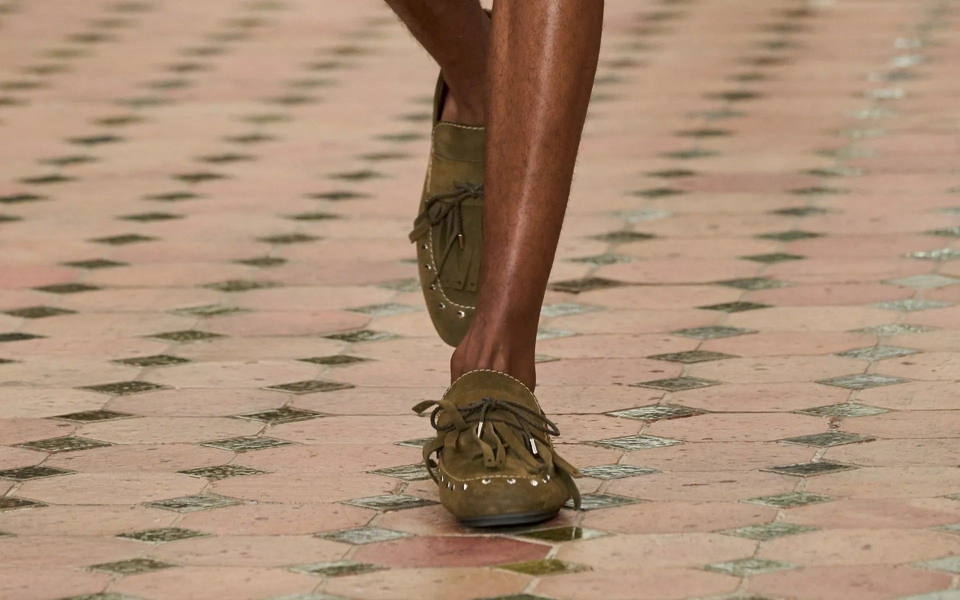 Have loafers really become the new sneakers? In our opinion, they haven't completely replaced them yet — derek guy (@dieworkwear) March 18, 2026