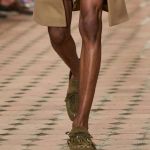 Ma i mocassini sono davvero diventati le nuove sneaker?  Secondo noi, non le hanno ancora sostituite del tutto