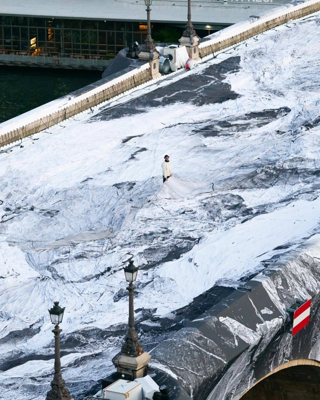 Quand JR transforme le Pont-Neuf en œuvre d'art et en collection capsule L'art monumental s’empare de la rue et des boutiques