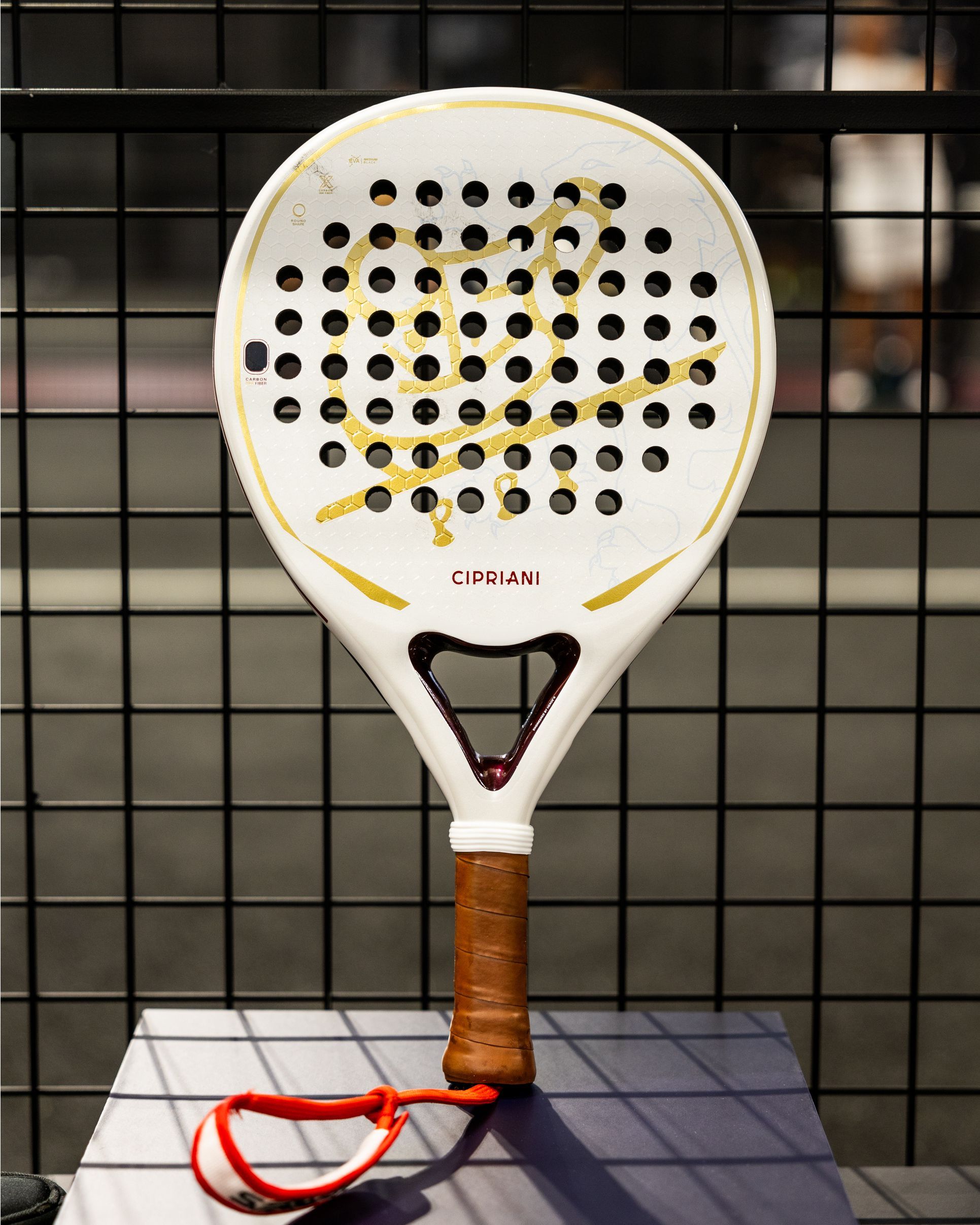 Ravenna by Cipriani firma la sua prima racchetta da padel Quando lo sport incontra il linguaggio del lusso contemporaneo