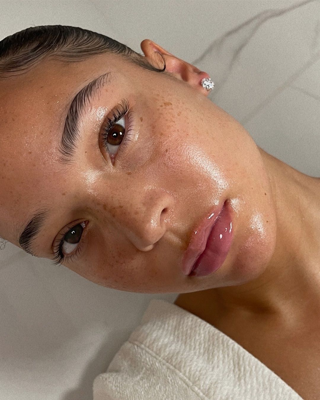 Il face oiling è il rituale per una pelle bouncy e glowy Come e perché introdurre questo step nella beauty routine