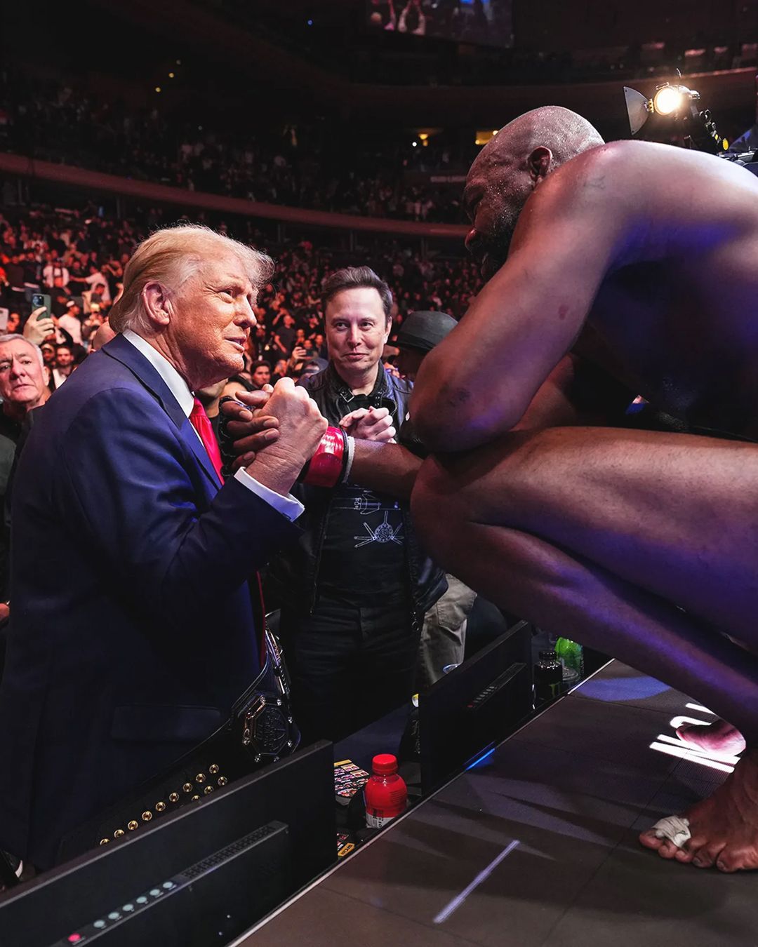 Trump sta facendo costruire un'arena di MMA alla Casa Bianca Un modo bizzarro per celebrare l’80° compleanno del presidente degli Stati Uniti