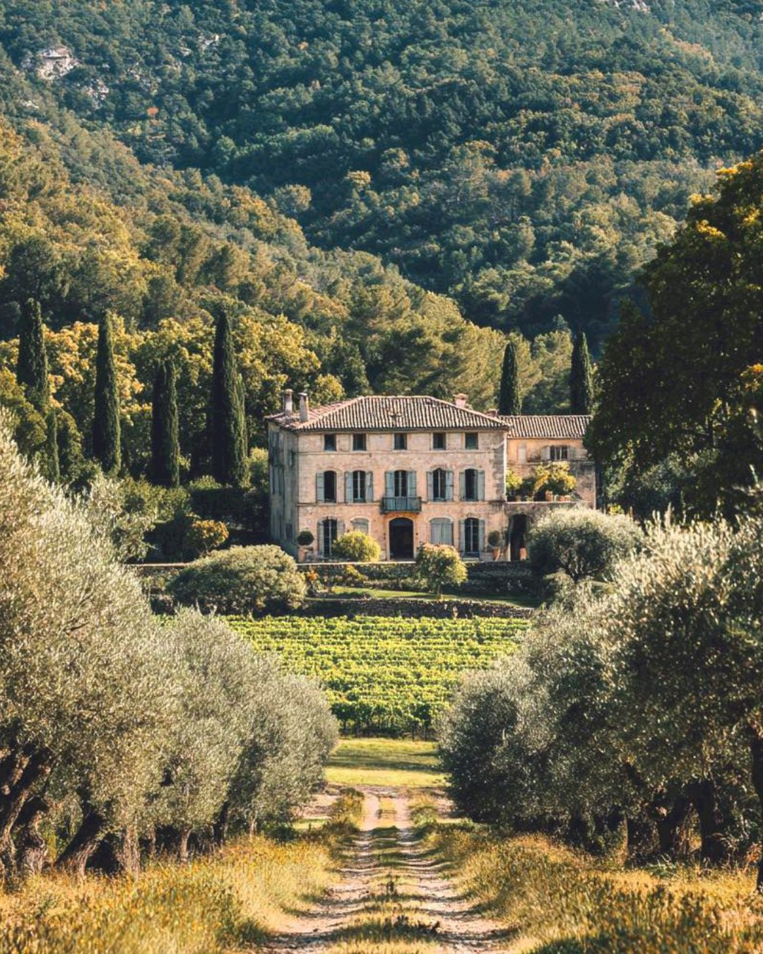 Luxury has escaped to the countryside Farmhouses, rural estates and villages are the new premium imaginary: regeneration or aesthetic colonisation?