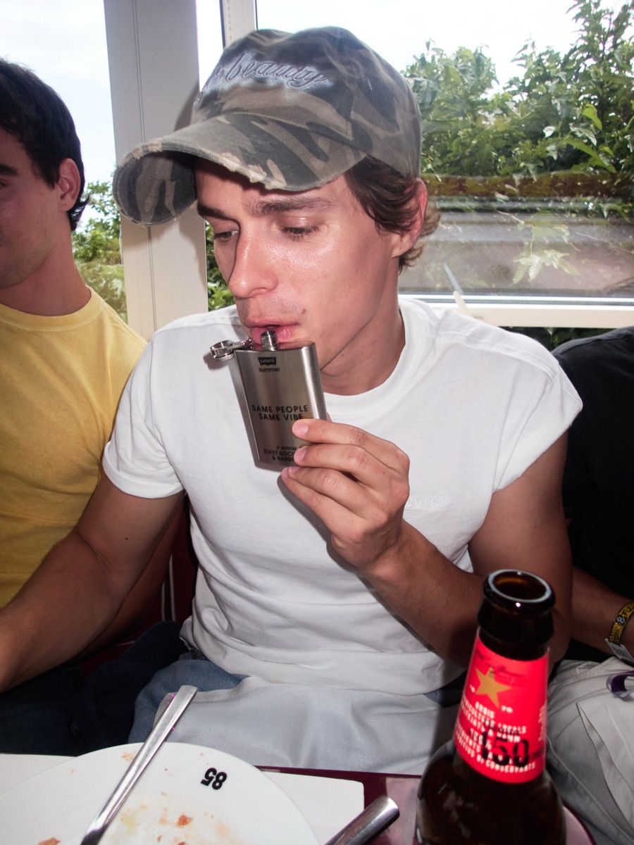 BARBACUE e BUFET SOCIS CLUB inaugurano l'estate a Casa Costa in collaborazione con Levi's L'evento annuale a Barcellona ha riunito personalità della musica, moda, arte e cultura | Image 619738
