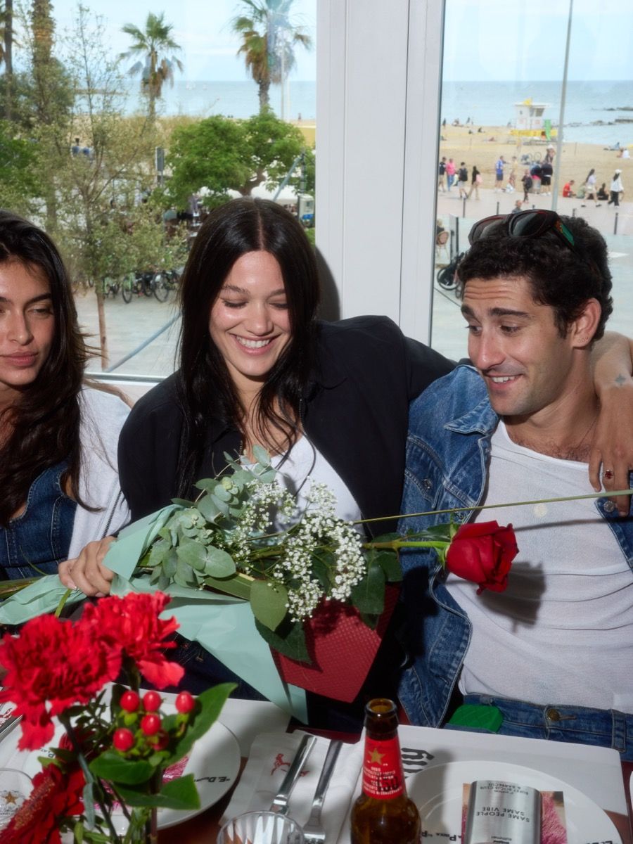 BARBACUE e BUFET SOCIS CLUB inaugurano l'estate a Casa Costa in collaborazione con Levi's L'evento annuale a Barcellona ha riunito personalità della musica, moda, arte e cultura | Image 619719