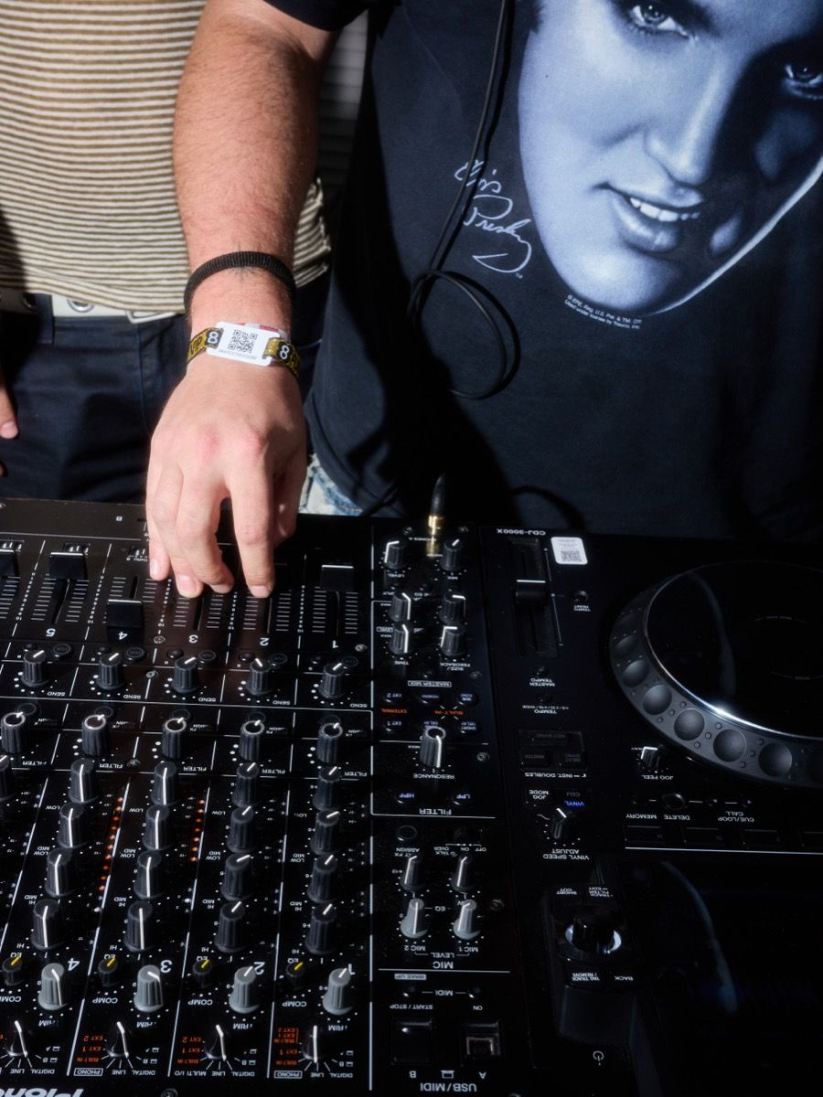 BARBACUE e BUFET SOCIS CLUB inaugurano l'estate a Casa Costa in collaborazione con Levi's L'evento annuale a Barcellona ha riunito personalità della musica, moda, arte e cultura | Image 619797
