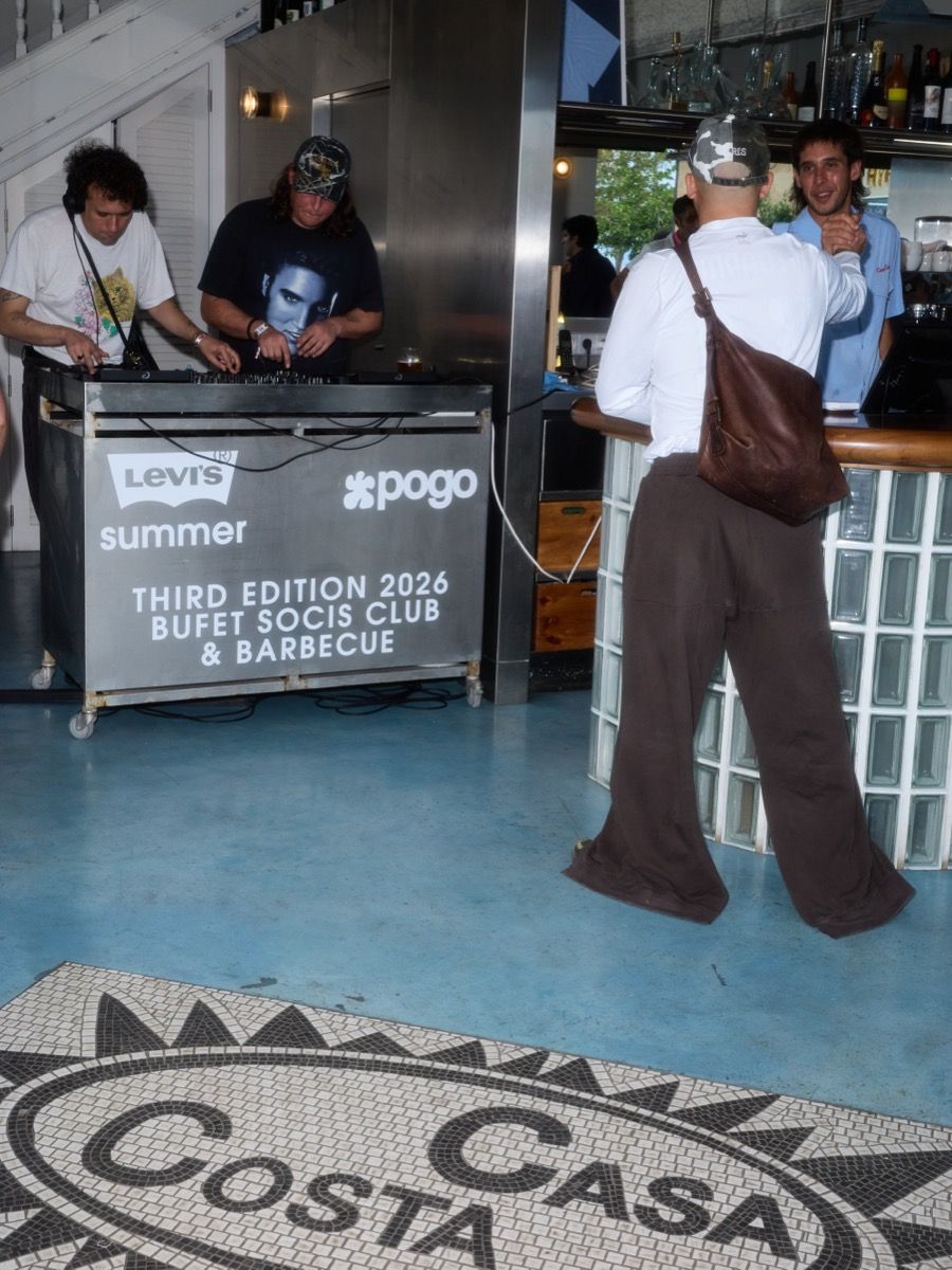 BARBACUE e BUFET SOCIS CLUB inaugurano l'estate a Casa Costa in collaborazione con Levi's L'evento annuale a Barcellona ha riunito personalità della musica, moda, arte e cultura | Image 619791