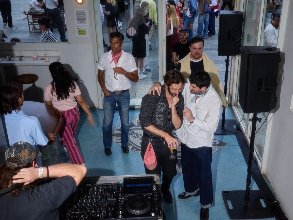 BARBACUE e BUFET SOCIS CLUB inaugurano l'estate a Casa Costa in collaborazione con Levi's L'evento annuale a Barcellona ha riunito personalità della musica, moda, arte e cultura | Image 619777