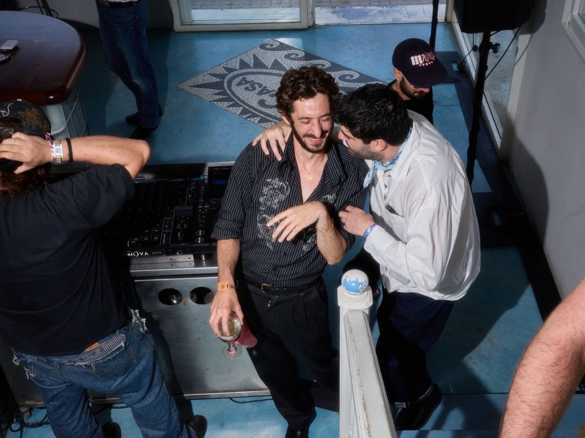 BARBACUE e BUFET SOCIS CLUB inaugurano l'estate a Casa Costa in collaborazione con Levi's L'evento annuale a Barcellona ha riunito personalità della musica, moda, arte e cultura | Image 619776