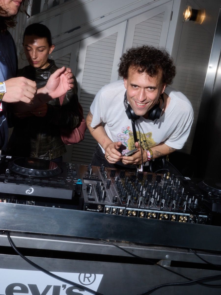 BARBACUE e BUFET SOCIS CLUB inaugurano l'estate a Casa Costa in collaborazione con Levi's L'evento annuale a Barcellona ha riunito personalità della musica, moda, arte e cultura | Image 619767