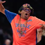 Tutti pazzi per il merch dei New York Knicks  Dopo la vittoria della squadra newyorchese, celebrity e brand stanno abbracciando il trend